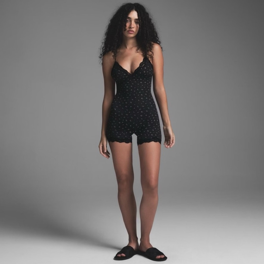 SKIMS NWT FITS EVERYBODY TRIANGLE LACE ONESIE ROMPER SZ MEDIUM ROSEBUD PRINT